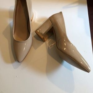 RAPHAEL SARTI NUDE PATENT LEATHER PUMP, GOLD TRIM.